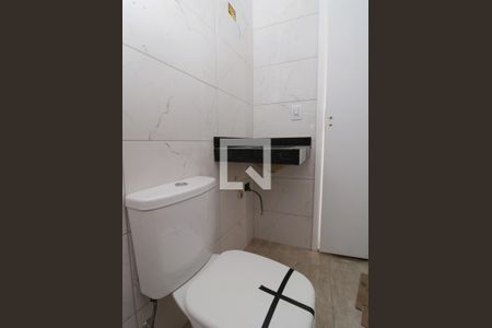 Casa à venda com 94m², 2 quartos e 2 vagasBanheiro da Suíte 1