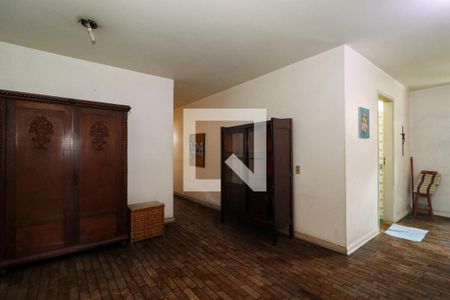 Casa à venda com 330m², 4 quartos e 2 vagas Casa à venda com 330m², 4 quartos e 2 vagasCorredor