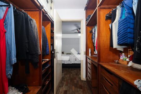 Casa à venda com 330m², 4 quartos e 2 vagas Casa à venda com 330m², 4 quartos e 2 vagasCloset da Suíte 2