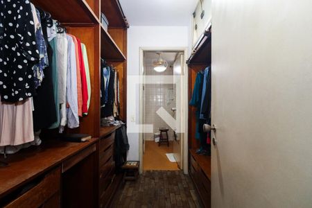 Casa à venda com 330m², 4 quartos e 2 vagas Casa à venda com 330m², 4 quartos e 2 vagasCloset da Suíte 2