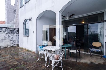 Casa à venda com 330m², 4 quartos e 2 vagas Casa à venda com 330m², 4 quartos e 2 vagasÁrea externa