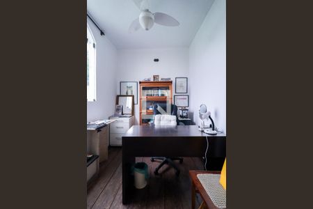 Casa à venda com 330m², 4 quartos e 2 vagas Casa à venda com 330m², 4 quartos e 2 vagasEscritório