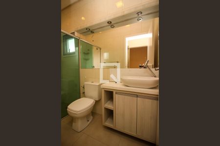 Casa de condomínio à venda com 300m², 4 quartos e 3 vagas Casa de condomínio à venda com 300m², 4 quartos e 3 vagasBanheiro 2
