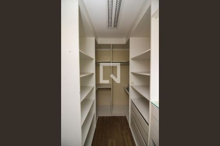 Casa de condomínio à venda com 300m², 4 quartos e 3 vagas Casa de condomínio à venda com 300m², 4 quartos e 3 vagasCloset da suíte 1