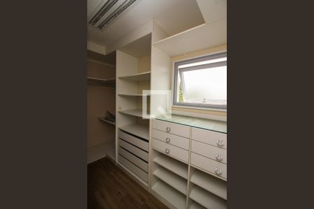 Casa de condomínio à venda com 300m², 4 quartos e 3 vagas Casa de condomínio à venda com 300m², 4 quartos e 3 vagasCloset da suíte 1