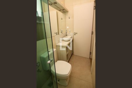 Casa de condomínio à venda com 300m², 4 quartos e 3 vagas Casa de condomínio à venda com 300m², 4 quartos e 3 vagasBanheiro 2