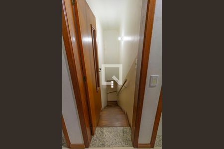 Casa à venda com 476m², 4 quartos e 6 vagasEscada de acesso ao térreo