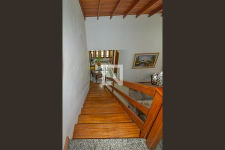 Casa à venda com 476m², 4 quartos e 6 vagasEscada