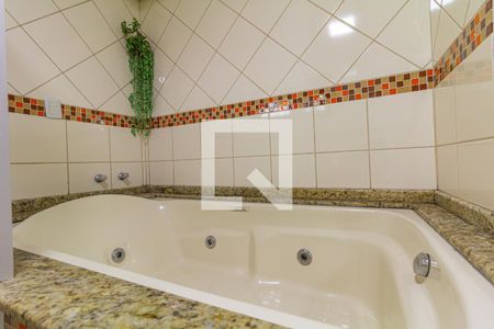 Casa à venda com 476m², 4 quartos e 6 vagasBanheiro da Suíte 2