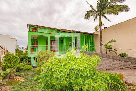Casa à venda com 476m², 4 quartos e 6 vagasFachada e jardim
