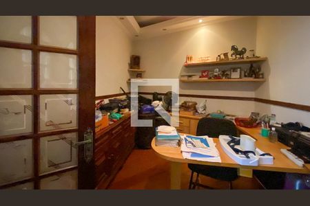 Casa à venda com 320m², 5 quartos e 2 vagas Casa à venda com 320m², 5 quartos e 2 vagasQuarto 5 - Escritório