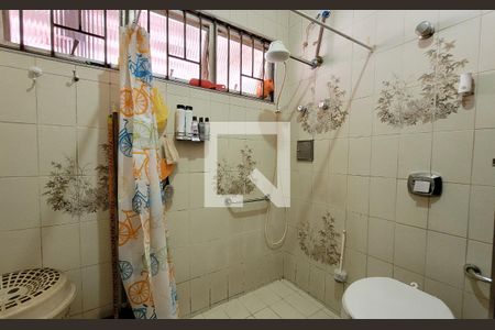 Casa à venda com 338m², 2 quartos e 5 vagasBanheiro