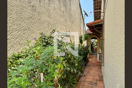 Casa de condomínio à venda com 250m², 3 quartos e 1 vaga Casa de condomínio à venda com 250m², 3 quartos e 1 vagaLateral da casa