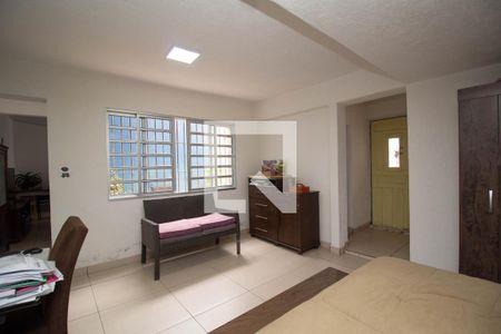 Casa à venda com 385m², 3 quartos e 8 vagas Casa à venda com 385m², 3 quartos e 8 vagasEdícula - Quarto