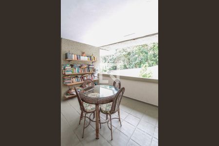 Apartamento à venda com 80m², 2 quartos e 1 vaga Apartamento à venda com 80m², 2 quartos e 1 vagaEspaço de leitura