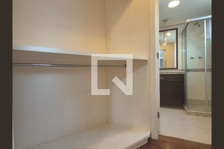 Apartamento à venda com 95m², 2 quartos e 1 vaga Apartamento à venda com 95m², 2 quartos e 1 vagaCloset da suíte