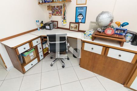 Apartamento à venda com 233m², 4 quartos e 3 vagas Apartamento à venda com 233m², 4 quartos e 3 vagasQuarto 3 - Mesa de escritório