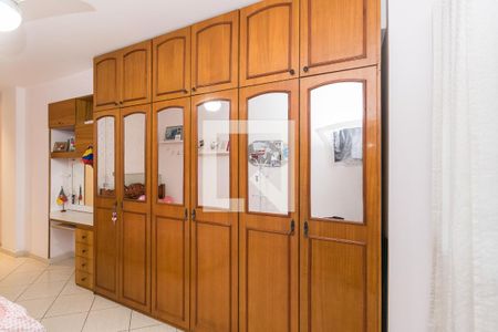 Apartamento à venda com 233m², 4 quartos e 3 vagas Apartamento à venda com 233m², 4 quartos e 3 vagasSuíte 2 - Armários