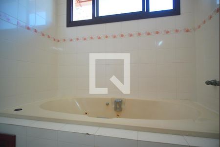 Casa à venda com 270m², 4 quartos e 4 vagasBanheiro da Suíte 1 - Banheira