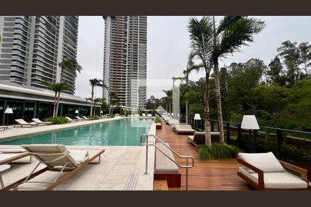 Apartamento à venda com 186m², 4 quartos e 3 vagas Apartamento à venda com 186m², 4 quartos e 3 vagasÁrea Comum - Piscina