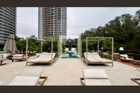 Apartamento à venda com 186m², 4 quartos e 3 vagas Apartamento à venda com 186m², 4 quartos e 3 vagasÁrea Comum - Piscina