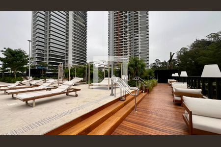 Apartamento à venda com 186m², 4 quartos e 3 vagas Apartamento à venda com 186m², 4 quartos e 3 vagasÁrea Comum - Piscina