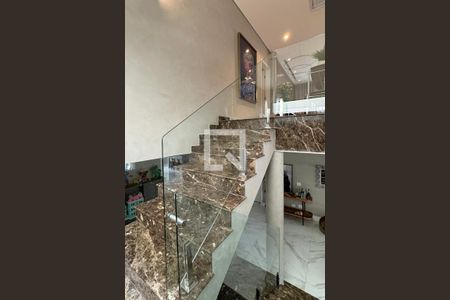 Casa de condomínio à venda com 453m², 3 quartos e 4 vagasEscada