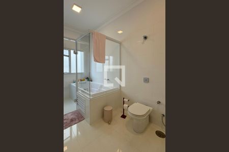 Casa de condomínio à venda com 453m², 3 quartos e 4 vagasBanheiro da Suíte 2