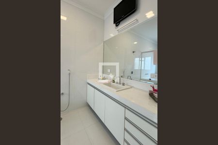 Casa de condomínio à venda com 453m², 3 quartos e 4 vagasBanheiro da Suíte 2