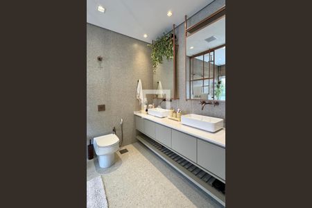 Casa de condomínio à venda com 453m², 3 quartos e 4 vagasBanheiro da Suíte 1