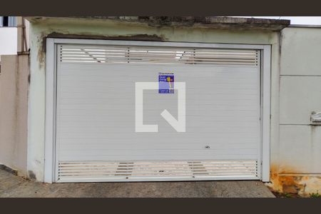 Casa à venda com 400m², 4 quartos e 8 vagasFachada + Placa