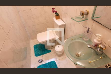 Casa à venda com 220m², 3 quartos e 2 vagas Casa à venda com 220m², 3 quartos e 2 vagasBanheiro