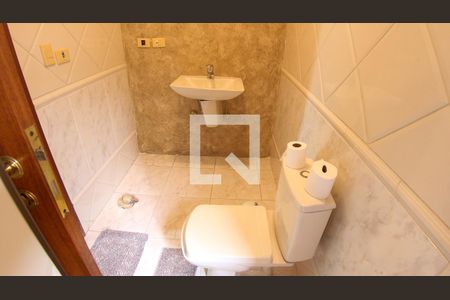 Casa à venda com 220m², 3 quartos e 2 vagas Casa à venda com 220m², 3 quartos e 2 vagasBanheiro