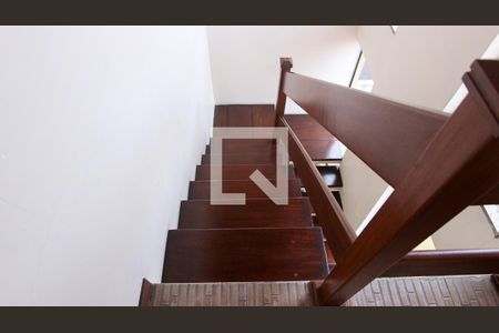 Casa à venda com 220m², 3 quartos e 2 vagas Casa à venda com 220m², 3 quartos e 2 vagasEscada