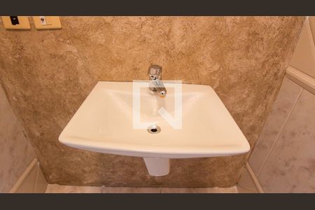 Casa à venda com 220m², 3 quartos e 2 vagas Casa à venda com 220m², 3 quartos e 2 vagasBanheiro