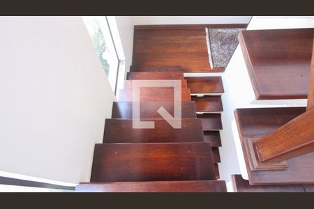 Casa à venda com 220m², 3 quartos e 2 vagas Casa à venda com 220m², 3 quartos e 2 vagasEscada