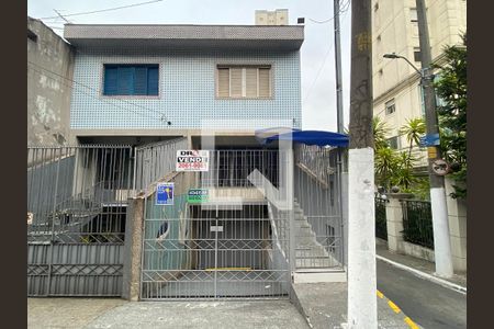 Casa à venda com 200m², 2 quartos e 2 vagas Casa à venda com 200m², 2 quartos e 2 vagasFachada