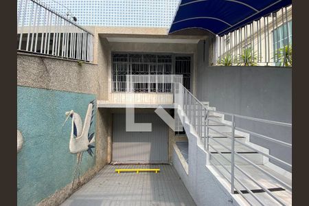 Casa à venda com 200m², 2 quartos e 2 vagas Casa à venda com 200m², 2 quartos e 2 vagasEntrada