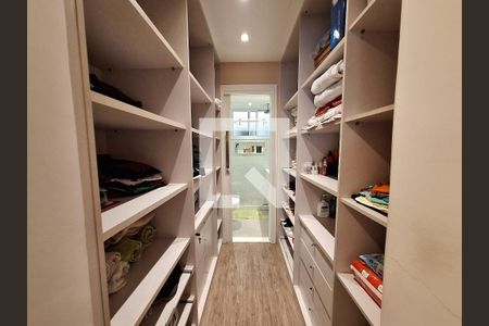 Apartamento à venda com 240m², 4 quartos e 1 vaga Apartamento à venda com 240m², 4 quartos e 1 vagaCloset