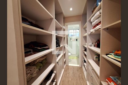 Apartamento à venda com 240m², 4 quartos e 1 vaga Apartamento à venda com 240m², 4 quartos e 1 vagaCloset