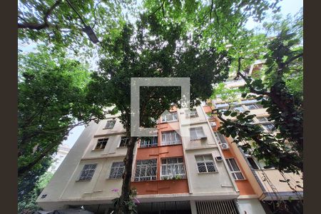 Apartamento à venda com 240m², 4 quartos e 1 vaga Apartamento à venda com 240m², 4 quartos e 1 vagaFachada