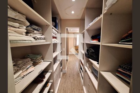 Apartamento à venda com 240m², 4 quartos e 1 vaga Apartamento à venda com 240m², 4 quartos e 1 vagaCloset