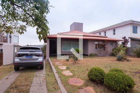 Casa de condomínio à venda com 418m², 4 quartos e 4 vagas Casa de condomínio à venda com 418m², 4 quartos e 4 vagasFachada