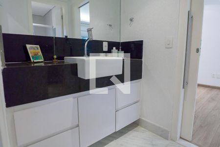 Casa de condomínio à venda com 418m², 4 quartos e 4 vagas Casa de condomínio à venda com 418m², 4 quartos e 4 vagasBanheiro semi suite 1/2