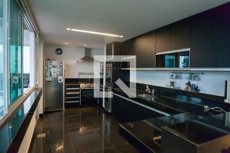 Casa de condomínio à venda com 418m², 4 quartos e 4 vagas Casa de condomínio à venda com 418m², 4 quartos e 4 vagasCozinha