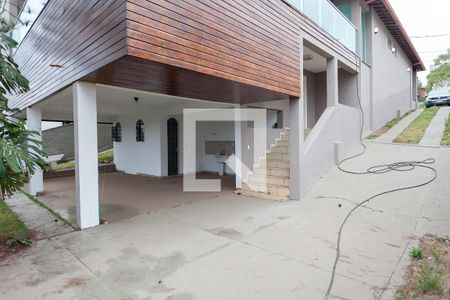 Casa de condomínio à venda com 418m², 4 quartos e 4 vagas Casa de condomínio à venda com 418m², 4 quartos e 4 vagasQuintal / garagem