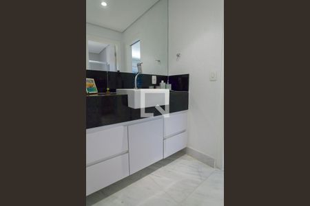 Casa de condomínio à venda com 418m², 4 quartos e 4 vagas Casa de condomínio à venda com 418m², 4 quartos e 4 vagasBanheiro semi suite 1/2