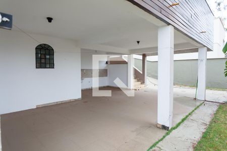 Casa de condomínio à venda com 418m², 4 quartos e 4 vagas Casa de condomínio à venda com 418m², 4 quartos e 4 vagasQuintal / garagem