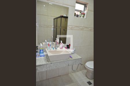 Casa à venda com 200m², 3 quartos e 4 vagasBanheiro do Quarto 1