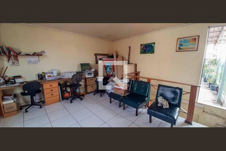 Casa à venda com 141m², 4 quartos e 2 vagas Casa à venda com 141m², 4 quartos e 2 vagasEscritório